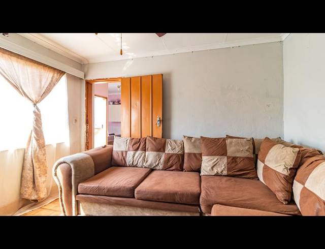 4 BEDROOM HOUSE FOR SALE IN BEZUIDENHOUT VALLEY